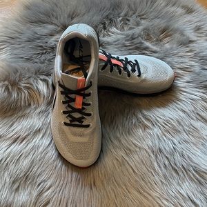 NIB Women’s Altra Escalante 2.5 Running Sneakers